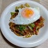 休日ランチ　具沢山のソース焼きそば　目玉焼き乗せ　より。