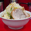 ラーメン二郎 生田駅前店 - 冷やしにて「薄味油少し」検証。食べ終わった直後、すでにまた食べたいくらいには本当に美味しい。冷やしたヤサイは、ただ醤油をかけただけなのに何故こんなに旨いのか？麺はデフォルトで言うところの「カタメ」相当で、ダイレクトに麺の旨みを感じる。ヤサイや豚が冷えていても旨く感じられる部分から、下ブレしにくい説あるかも。間に挟まれて会話されるの辛い。