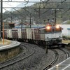 雨が降る貨物列車の撮影