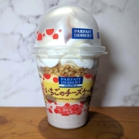 【赤城乳業】の「パフェデザート いちごのチーズケーキ」を実食、味や食感や構成を解説