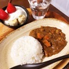 今日の朝食ワンプレート、カレーライス、いちごバナナヨーグルト