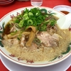 【今週のラーメン２１４０】 ラーメン魁力屋 武蔵村山店 （東京・武蔵村山） 特製醤油肉入りラーメン＋餃子