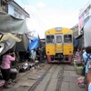 【タイ】バンコクの路地に佇む始発駅からローカル線に乗って　市場の真ん中を列車が走るメークローンの線路市場へ　（2010年）