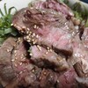 肉を焼いて飯の上に乗せるとうまい