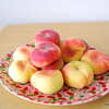 ドーナッツのような形をした平べったい桃、ドーナッツピーチ（蟠桃）は甘くて瑞々しくて美味しい！
