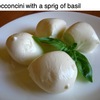 世界のチーズ４　モッツァレラ（１）／イタリア　　イタリア原産の非熟成のソフトチーズ．世界で最も人気のあるチーズの一つで，また，最もよく名前が知られているチーズの一つ．水牛ミルクのモッツァレラチーズと区別するために，イタリアではモッツァレラ・フィオル・ディ・ラッテとも呼ばれます．EUのTSG認定されているフレッシュタイプ（イタリア）は，直径約6cmのボール状に巻いたものが一般的．さまざまな料理に用いられる優れたテーブルチーズで，カプレーゼサラダや有名なナポリピッツァの必須の材料．