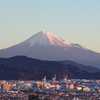 初日の出と富士山と月