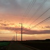 赤い空と海に包まれた夕暮れ