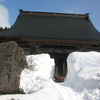 寺の前の雪を開ける
