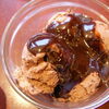 チョコレートクリームをかけた　チョコレートアイスクリーム