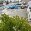 雨が降っている間は屋根には上がれません。