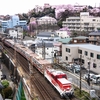 東急５０８０系甲種輸送列車と山手の桜