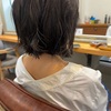 ネイビーアッシュの艶髪ボブ▷ゆる巻きでナチュラルな雰囲気に