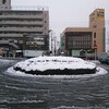 雪の降る町だ。