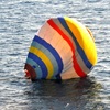 尖閣沖で遭難した中国人を助ける、熱気球で魚釣島への上陸を図る