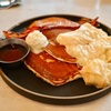 代々木上原の「GOOD TOWN  BAKEHOUSE」でBREAKFAST PANCAKE（ブレックファストパンケーキ）（スクランブルエッグ、ベーコン、自家製ホイップバター、ピュアメープルシロップ）。