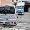 早朝便の持ち戻りの荷物と受領伝票を運送会社に