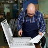 屋外ボックスに機器を収納する