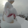 雪に覆われた銅像