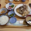 お食事処海鮮屋　本日のお魚、鯛のかぶと煮定食（秋田県男鹿市