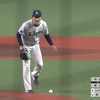 西武のピッチャーが、ボールを落とす。