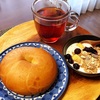 今日の朝食ワンプレート、プレーンベーグル、紅茶、バナナブルーベリーシリアルヨーグルト