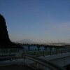 海の上にかかる橋からの富士山