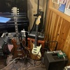 ES-335 vs ストラトモデル。