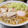 【今週のラーメン５３７８】中華そば みたか（東京・三鷹）チャシューメン 細葱 半熟玉子 ＋ チャシュー皿 ＋ サッポロ赤星 ＋ キリンラガー　〜とにかくハートフルでノスタルジックなスペース！そんな風情染み入る一杯！