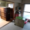 各部屋に家財の分別が進みます。畳の部屋には、