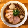 【今週のラーメン３５４５】 麺庵ちとせ （東京・曙橋） 醤油煮玉子＋半チャーシュー＋冷酒 愛宕の松　〜王道のネオ中華そばにして誰にも似てない貫禄！ホスピタリティも追い打ちかける極上淡麗醤油麺！