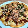 おうちごはん♪オカメインコがお好み焼き用のキャベツを狙う!!