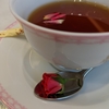 装飾に目を奪われて味を覚えていない、スプーンに薔薇の乗ったティーのカフェ
