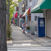 客を待つ理容店の主＠尼崎