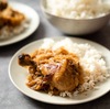 ヤッサ（アフリカの肉料理10）　セネガルの国民食とされ，鶏肉を使う場合が多く，チキンヤッサの名前が多く見られます．鶏肉は，レモン，大量の玉ねぎ，酢でマリネし，少なくとも8時間漬け込み，中火から強火で煮込み，マリネがソースになるまで煮詰めます．フランスとセネガルの調理技術が融合し，地域の風味が調和した一皿です．伝統的に明るく装飾された皿にふわふわの米と共に提供されます．