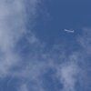 青空と雲に 旅客機