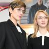 宝塚雪組トップコンビ朝美絢・夢白あやが宝塚駅前で「着る眼鏡」選び