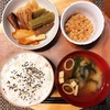 今日の朝食ワンプレート、ななつぼし、わかめのみそ汁、ふきの煮物、小粒納豆