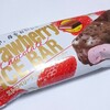 明治「ストロベリー チョコレートアイスバー」ストロベリーチョコレートをアイスで再現！