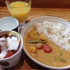 スープ ストック トーキョー 東急プラザ銀座店｜ココナッツなアジアンカレーとボルシチ！レモンひと絞りで味が締まる