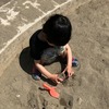 2歳の息子だっくん、砂遊びにハマる。親子で一緒に砂遊びを楽しむおもちゃを探してみました。