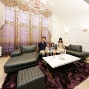 シャンデリアのあるLDKに家族が集うエレガントな二世帯住宅