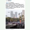 中国中部の都市武漢の地方自治体のオフィスの外で、何千人ものレインコートを着て傘を持った大勢の高齢者の人々が、医療給付の大幅な削減をめぐって抗議に参加した。