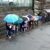 新班長の活躍　雨の日の登校