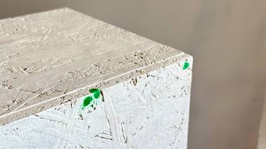 ネイルで使う材料で、DIY時の木割れやネジ跡を派手にしたらかわいい