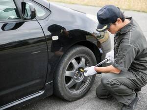 車のタイヤがパンクしたときの対処法。見分け方と原因も整備士が解説