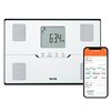 スマホ連動のタニタ体重計で測定を記録中