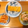 豚肉の生姜焼き、炙りサーモンの刺身、レタスとカニ風味サラダの中華炒め、玉子焼き、メロン