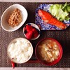 豆腐と舞茸の汁物、焼き鮭、いちご、納豆。