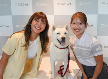 吉田鈴プロがソフトバンク本社で初優勝を報告。姉・優利プロと共に念願の白戸家のお父さんとの対面も